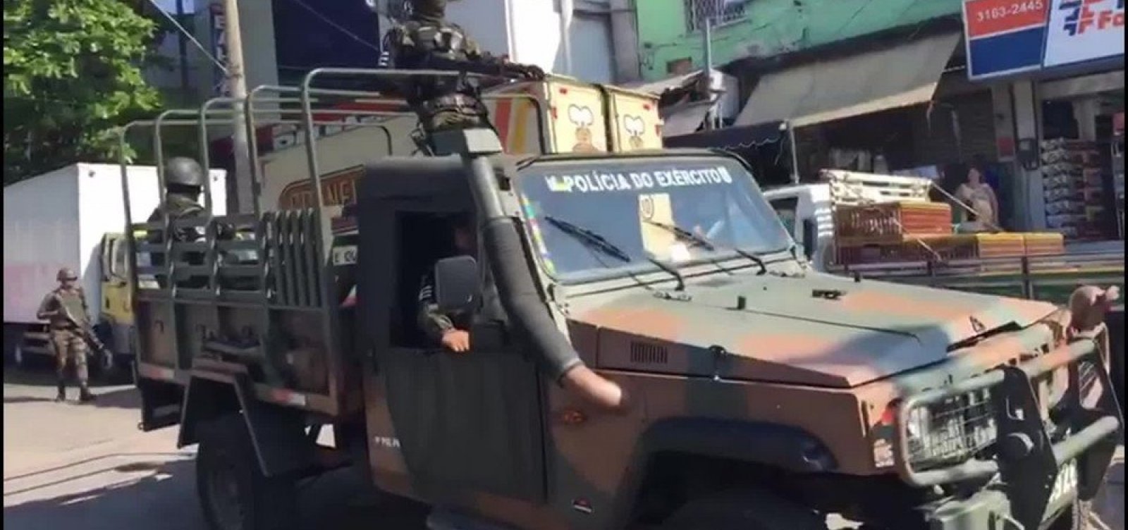 Operação com 4,2 mil militares deixa oito mortos no Rio de Janeiro