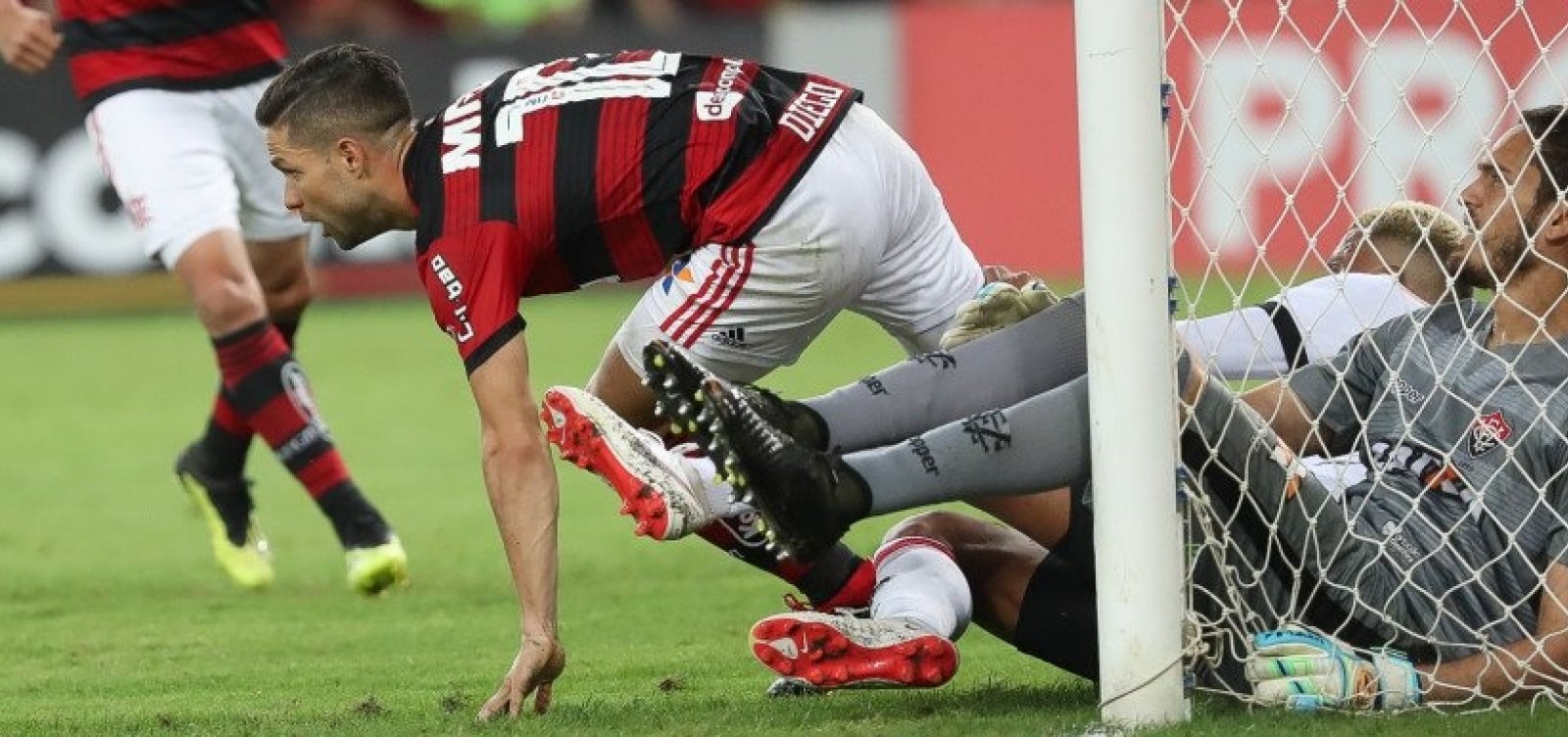 Vitória amarga nova derrota e perde por 1 a 0 para o Flamengo