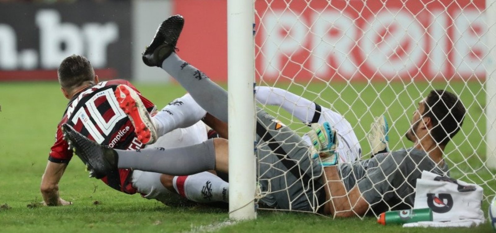 'Foi quase perfeito', diz goleiro do Vitória após derrota para o Flamengo