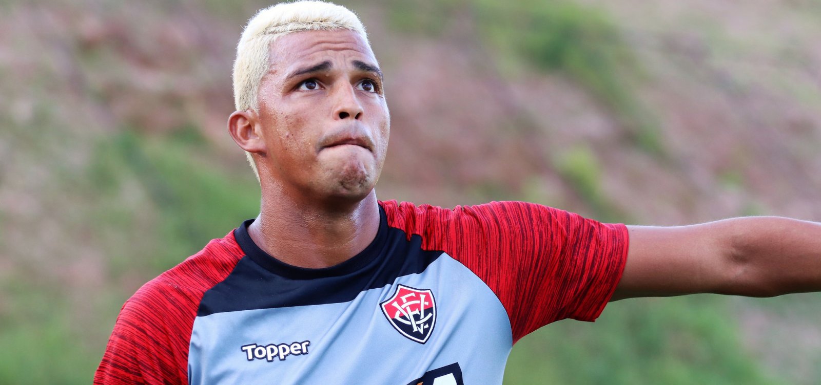 Zagueiro do Vitória sofre lesão e vira dúvida para duelo com o Atlético-MG