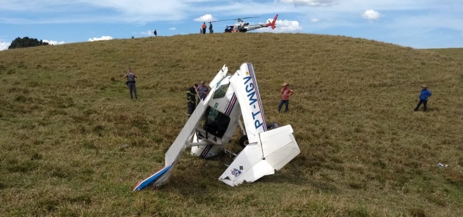 Monomotor com dois a bordo cai em fazenda no interior de São Paulo