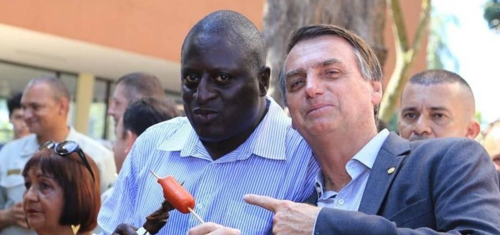 Bolsonaro convoca amigo negro para combater pecha de racista 