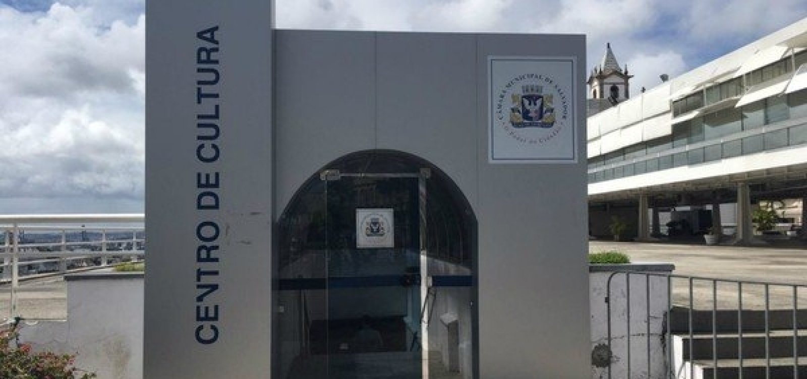 Homem invade agência bancária e assalta funcionários e cliente em Salvador
