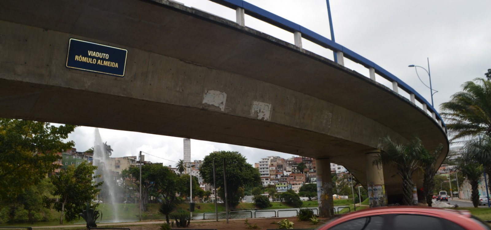 Viadutos de Salvador apresentam pilares oxidados e carbonizados