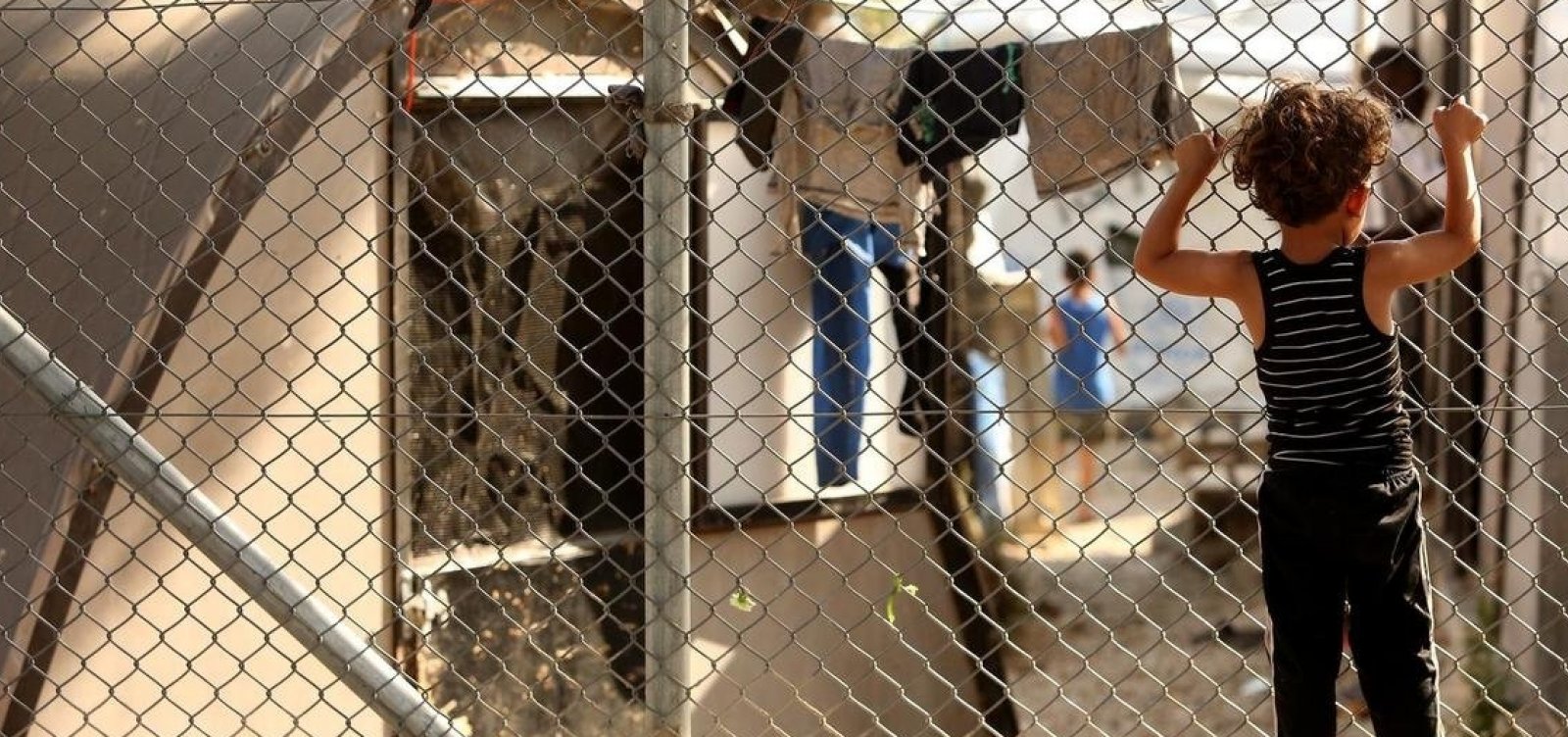 Crianças tentam suicídio em campo de refugiados superlotado na Grécia