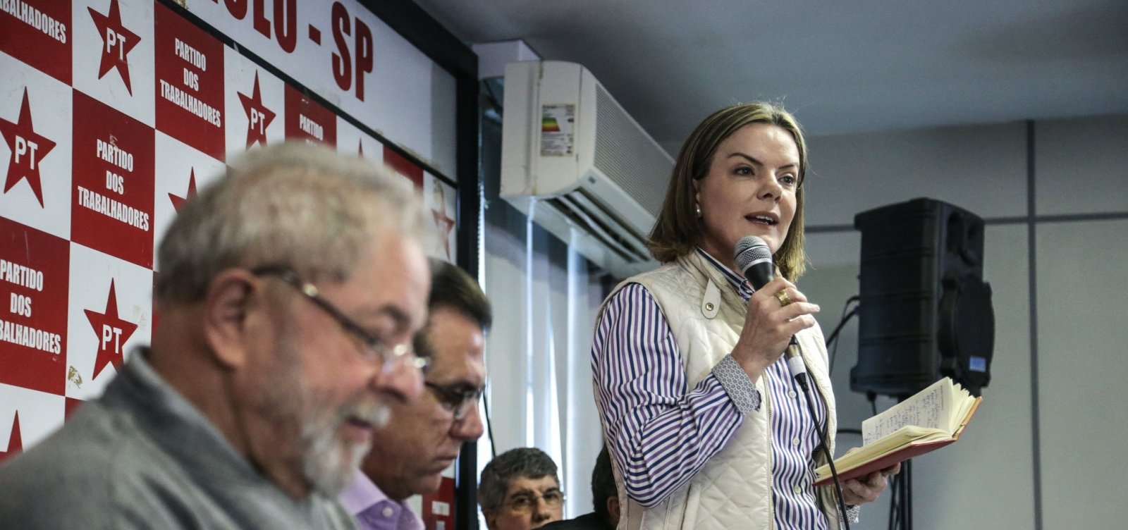 Juíza proíbe Gleisi de visitar Lula como advogada