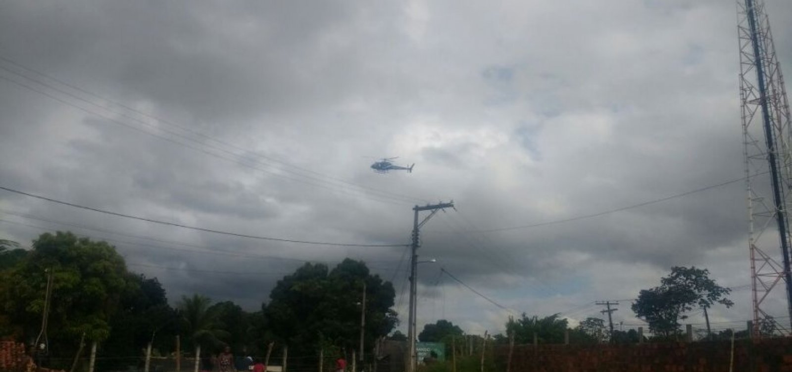 Caminhão de combustível pega fogo em Candeias e deixa dois feridos
