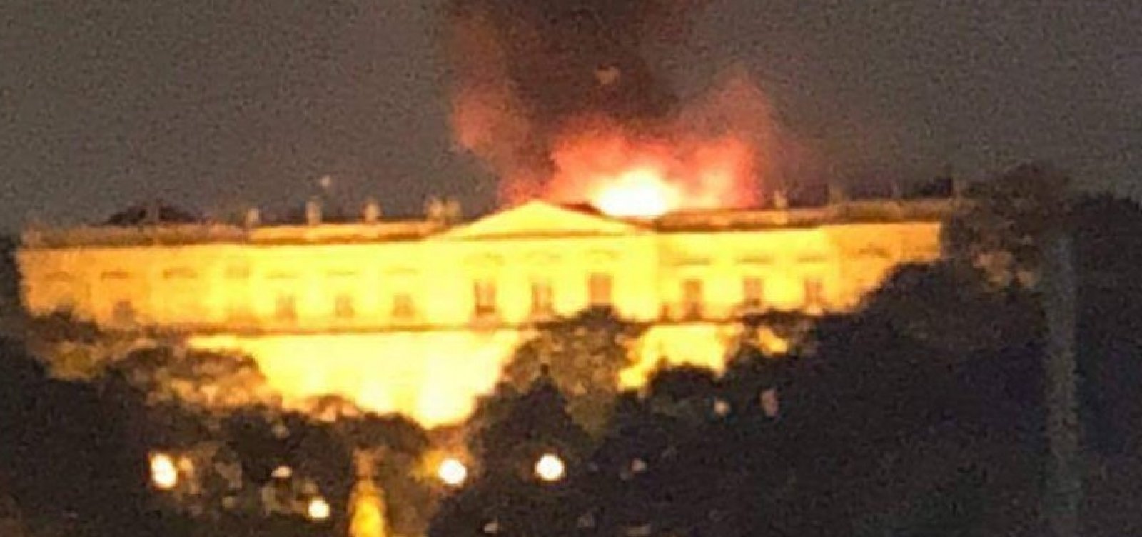 Incêndio de grandes proporções atinge Museu Nacional no Rio de Janeiro