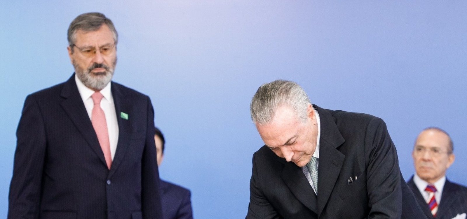 Governo publica MP que adia reajuste salarial de servidores para 2020
