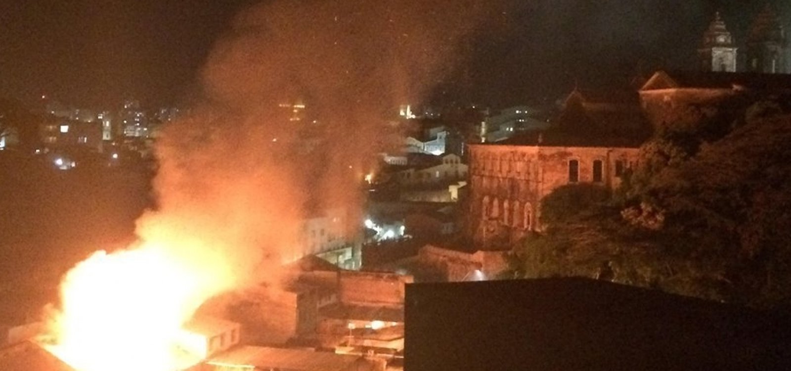 Brechó de móveis antigos pega fogo na Baixa dos Sapateiros e dono morre no incêndio