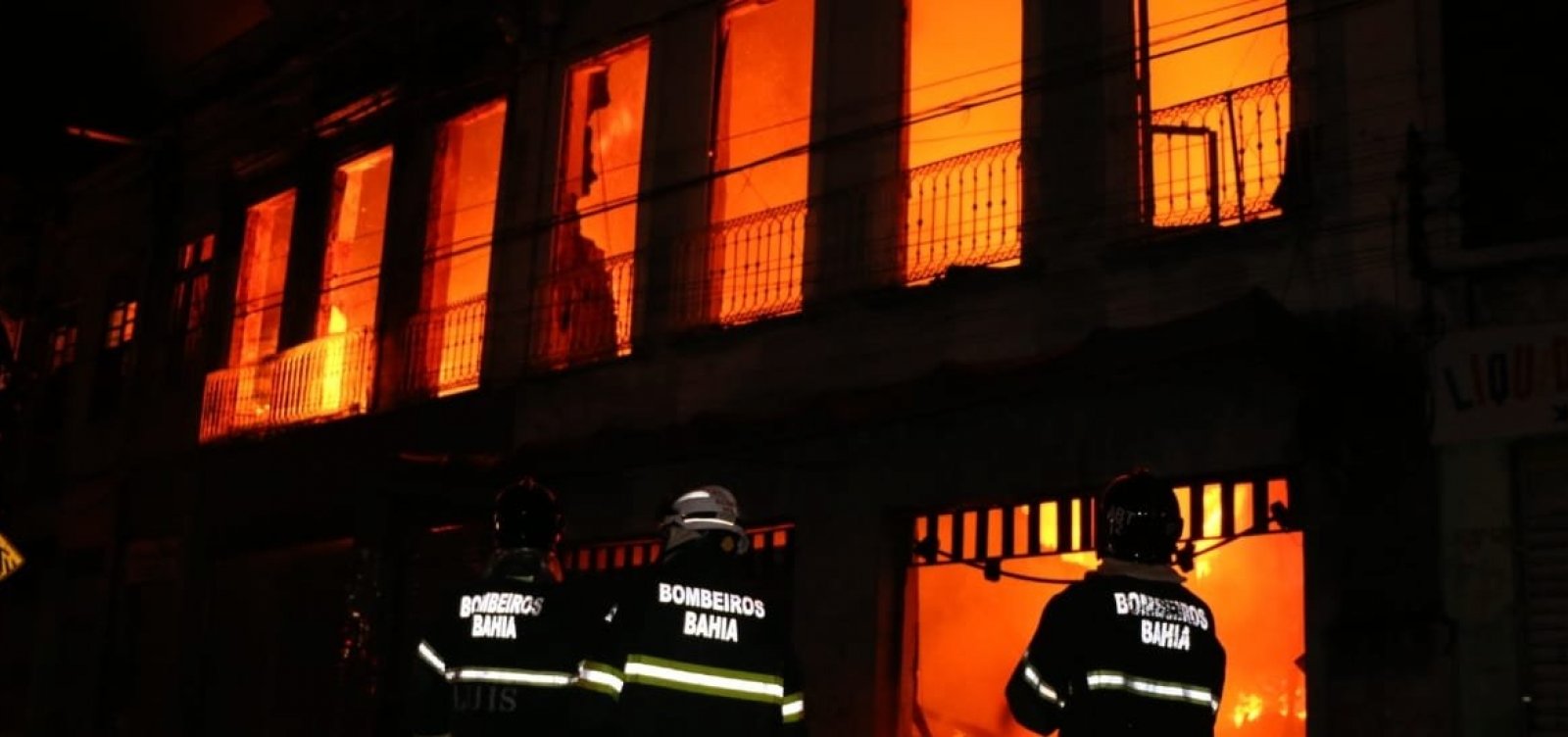 Bombeiros buscam desaparecido após incêndio na Baixa dos Sapateiros