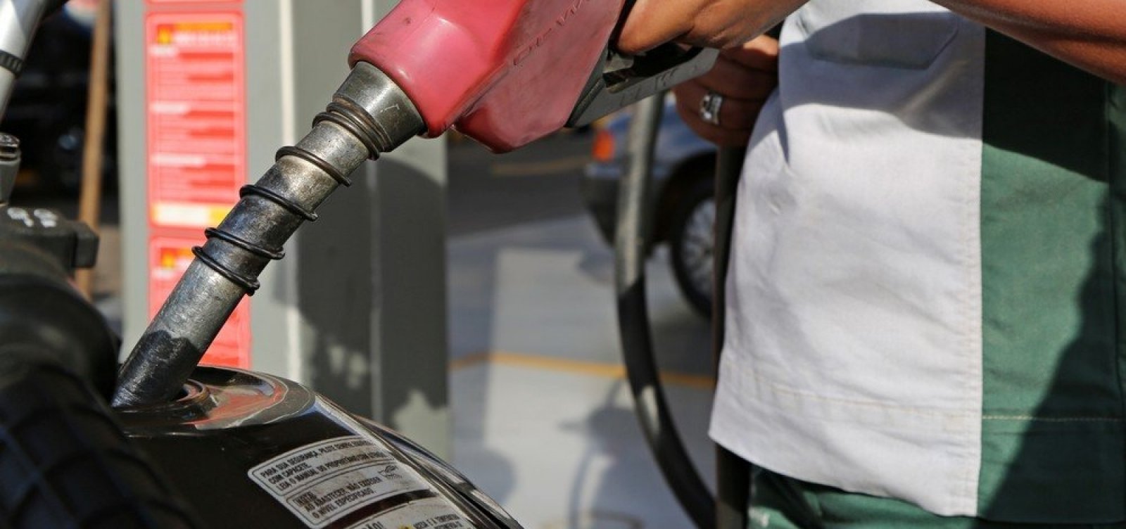 Petrobras anuncia alta de 1,68% na gasolina nas refinarias e valor chega a novo recorde