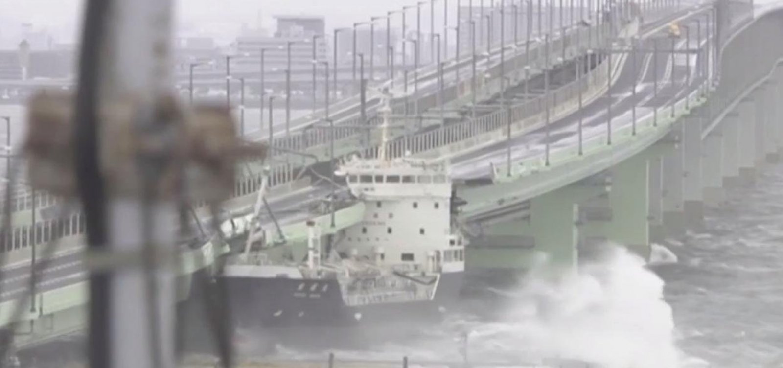 Após tufão Jebi, aeroporto fica isolado no Japão