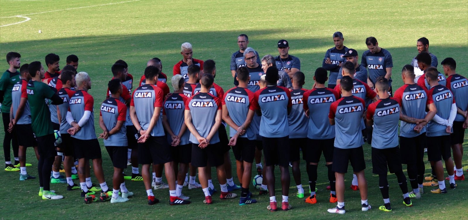 Com volta de meia-atacante, Vitória divulga relacionados para enfrentar o Fluminense