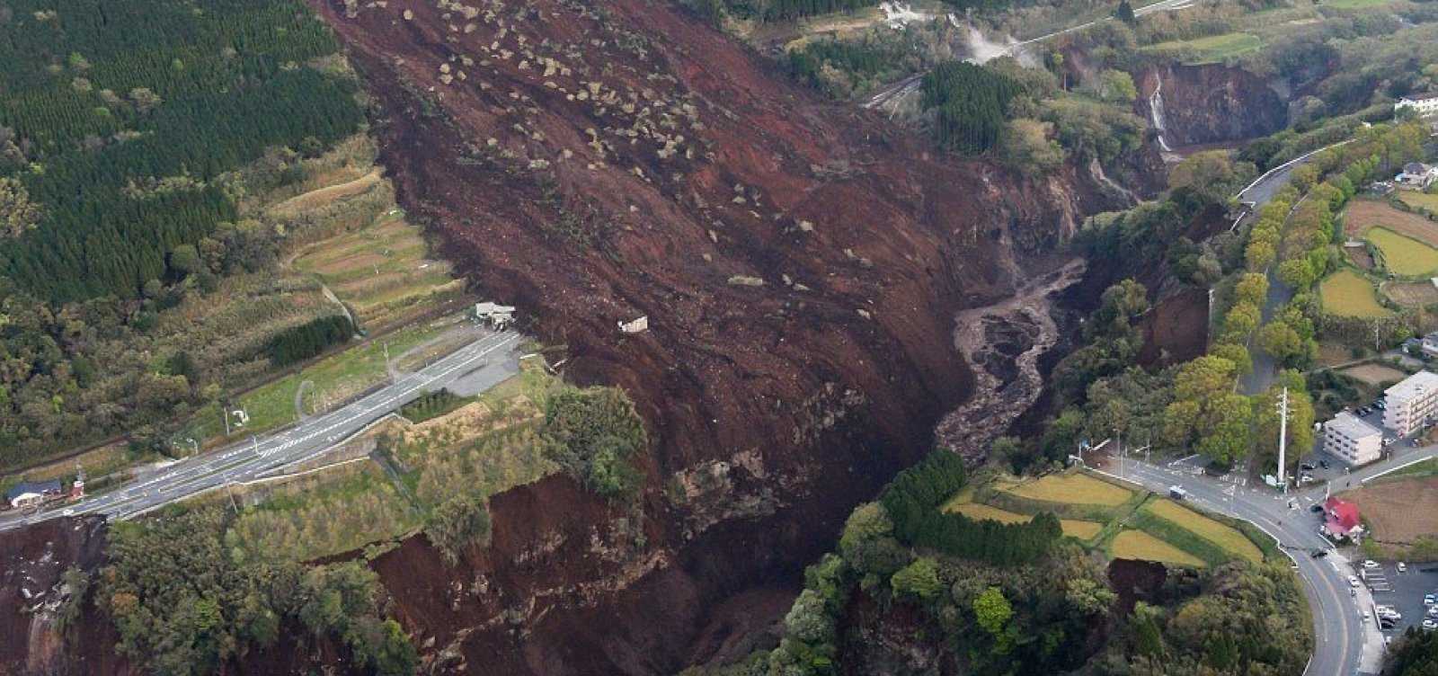 Terremoto deixa 8 mortos e mais de 300 feridos no Japão