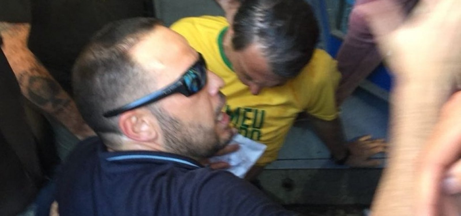 Bolsonaro é levado a hospital após sofrer atentado em MG
