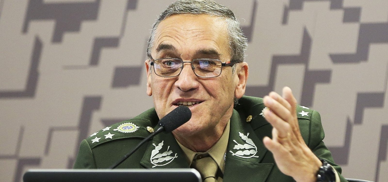 Comandante do Exército critica eleição de 'ficha suja' e diz que legitimidade do eleito pode ser questionada