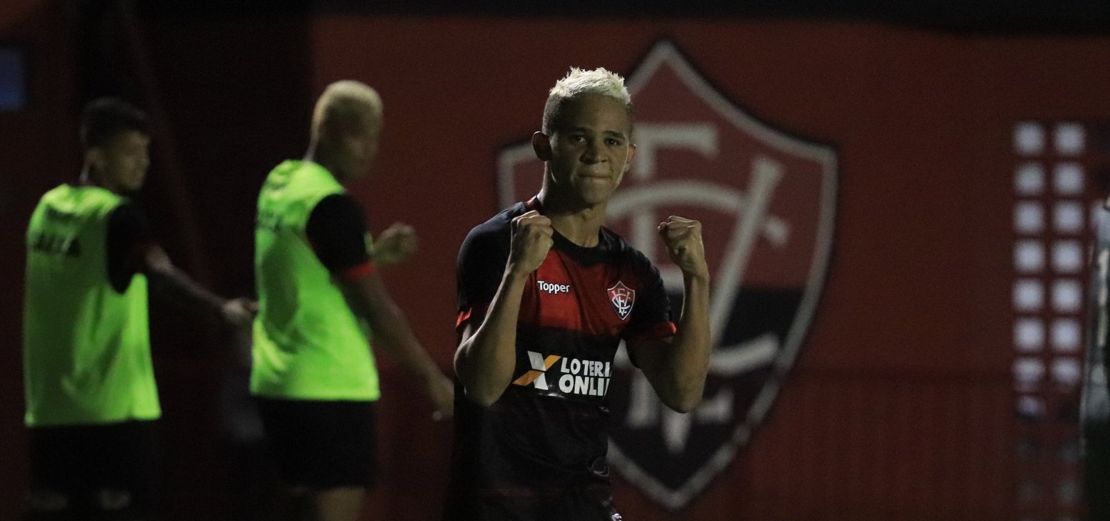 No sufoco, Vitória bate o Vasco por 1 a 0 no Barradão