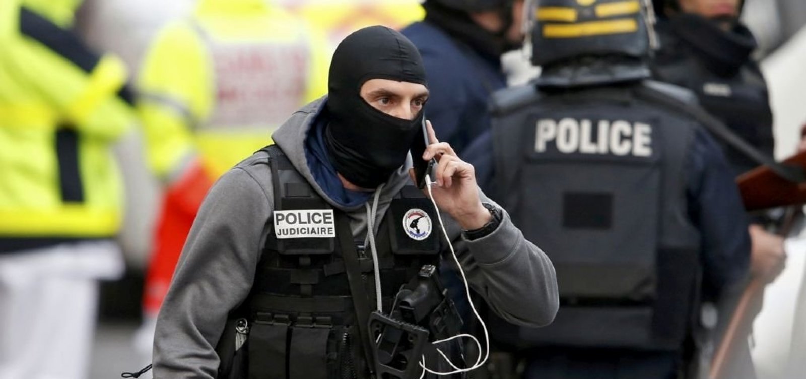 Ataque com faca em Paris deixa sete feridos