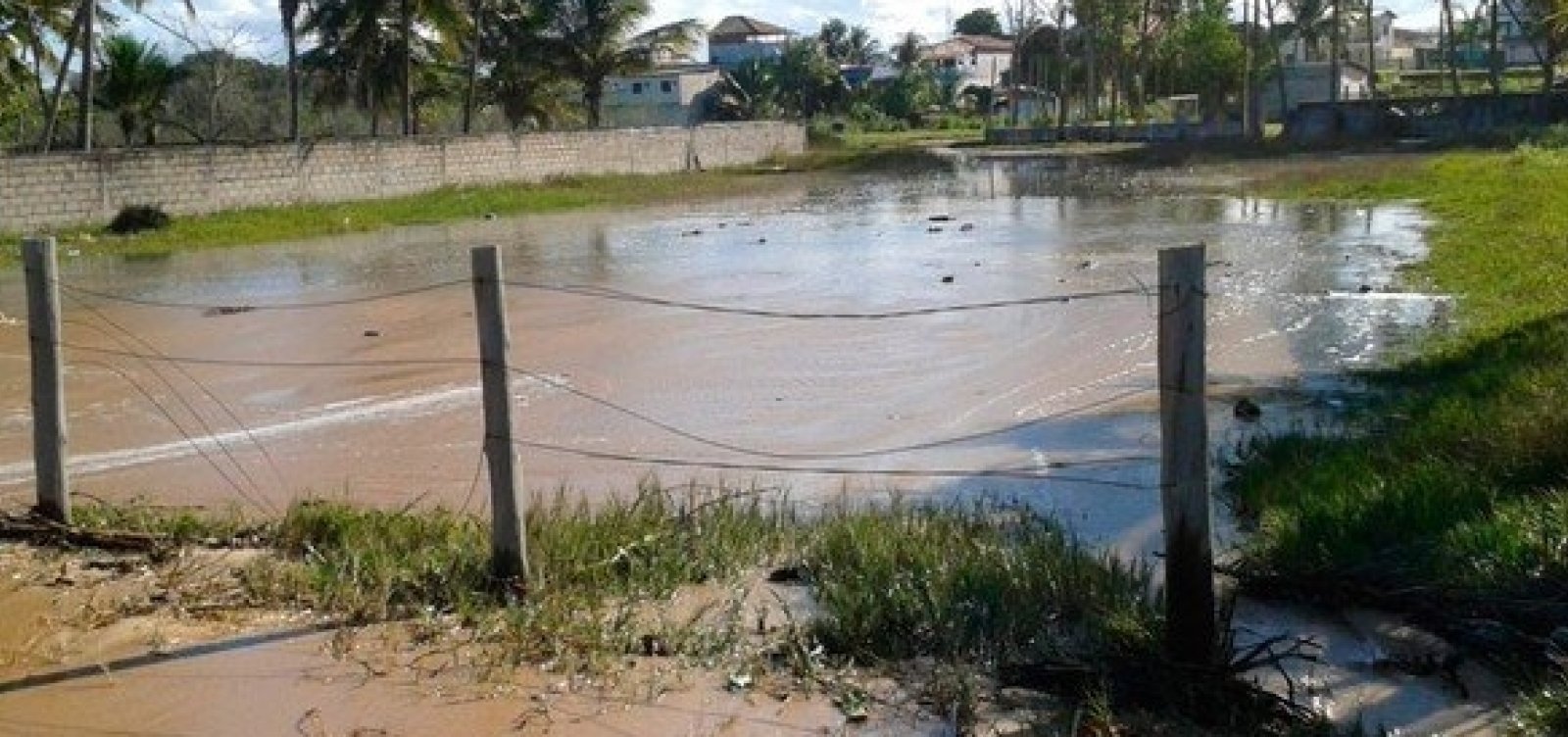 Mar invade centro de município do sul baiano após ventos fortes