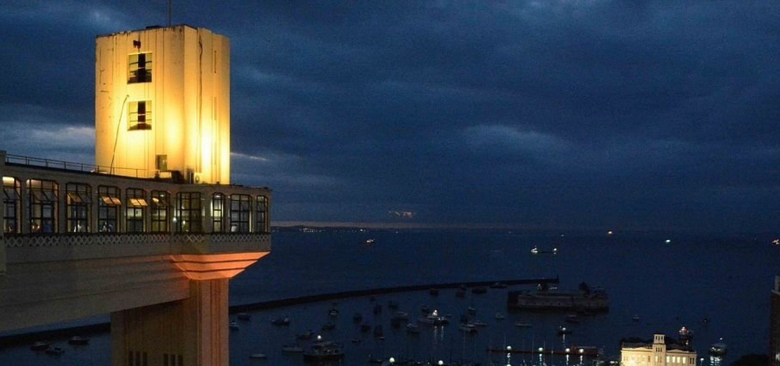 Elevador Lacerda é iluminado para homenagear Setembro Amarelo