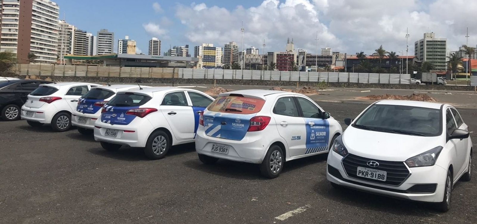 Carros flagrados em evento de Zé Ronaldo pertencem a empresa contratada pela prefeitura