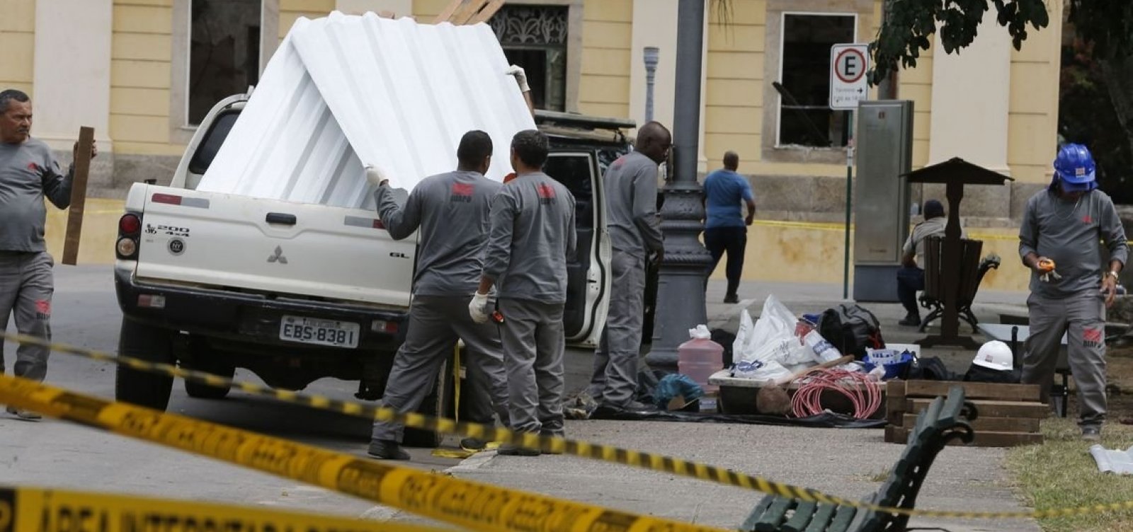 Tapumes começam a ser instalados no Museu Nacional