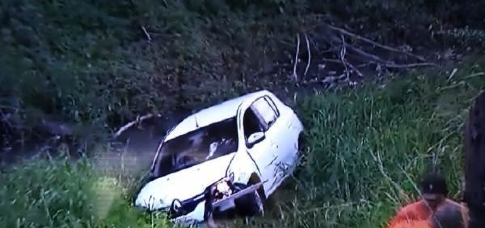Carro cai em córrego após invadir obras do BRT na Avenida ACM