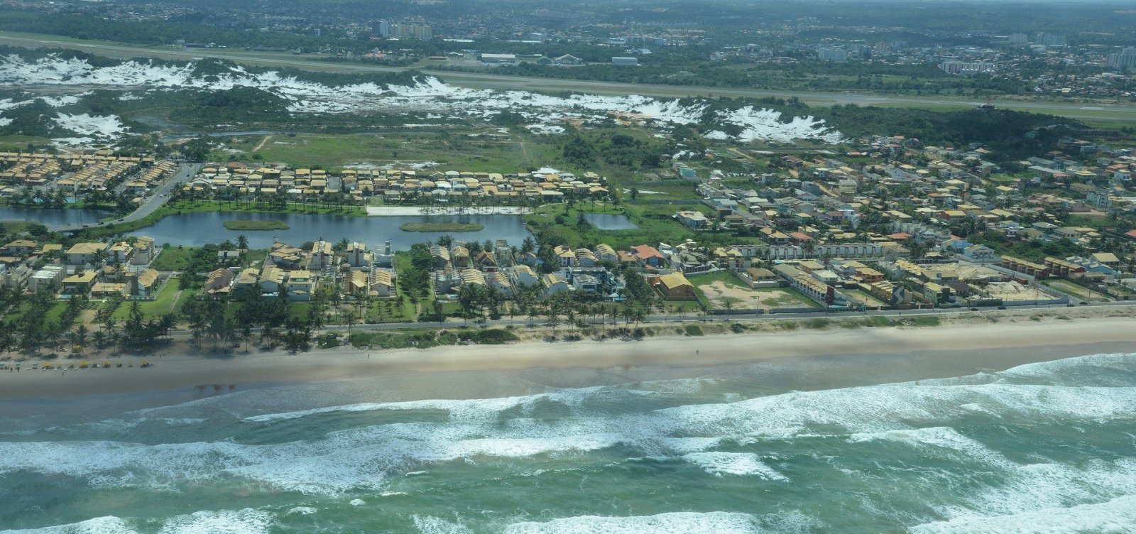 Praias de Lauro de Freitas recebem mutirão de limpeza