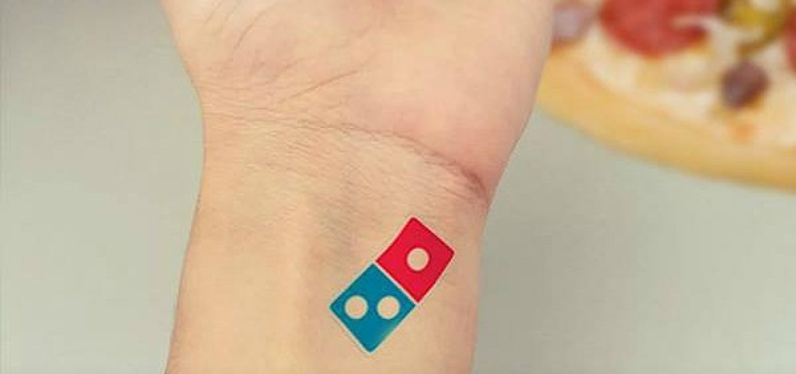 Domino’s dá 100 anos de pizza grátis para quem tatuasse logo da marca