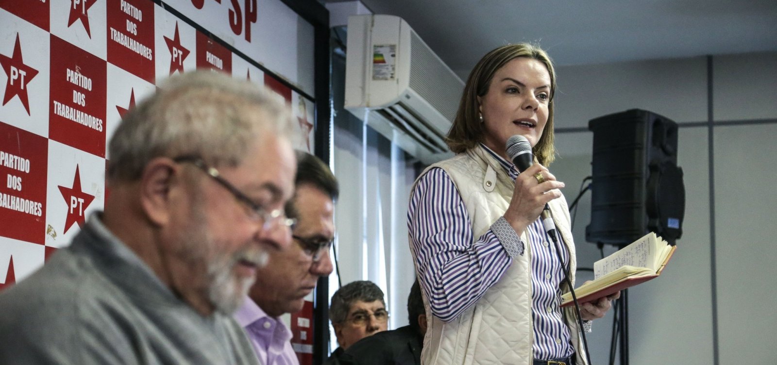 PT ainda planeja indultar Lula caso vença eleições, diz colunista