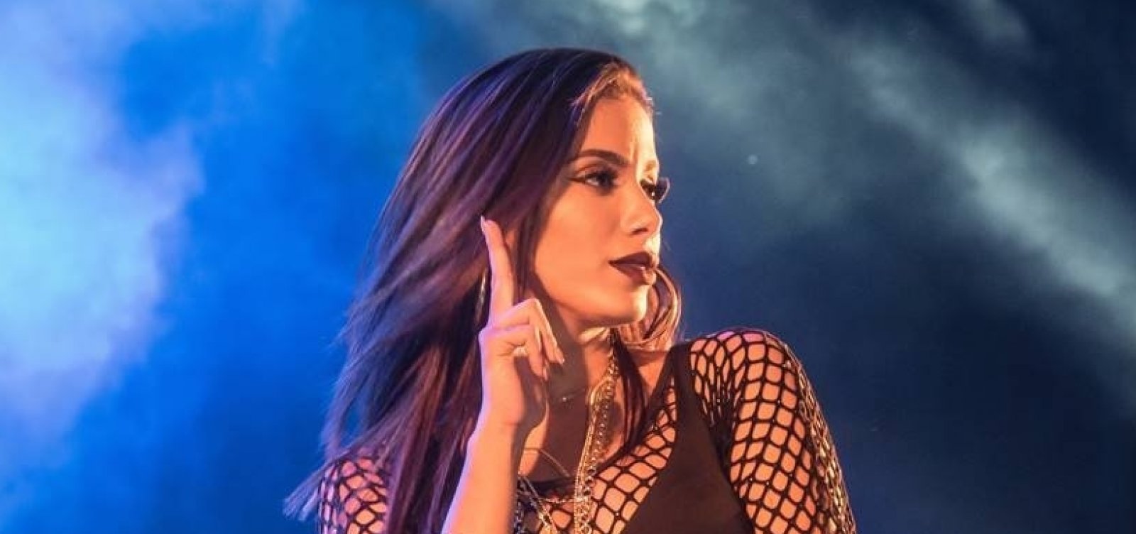 Fãs pressionam Anitta a se posicionar contra Bolsonaro; cantora rebate