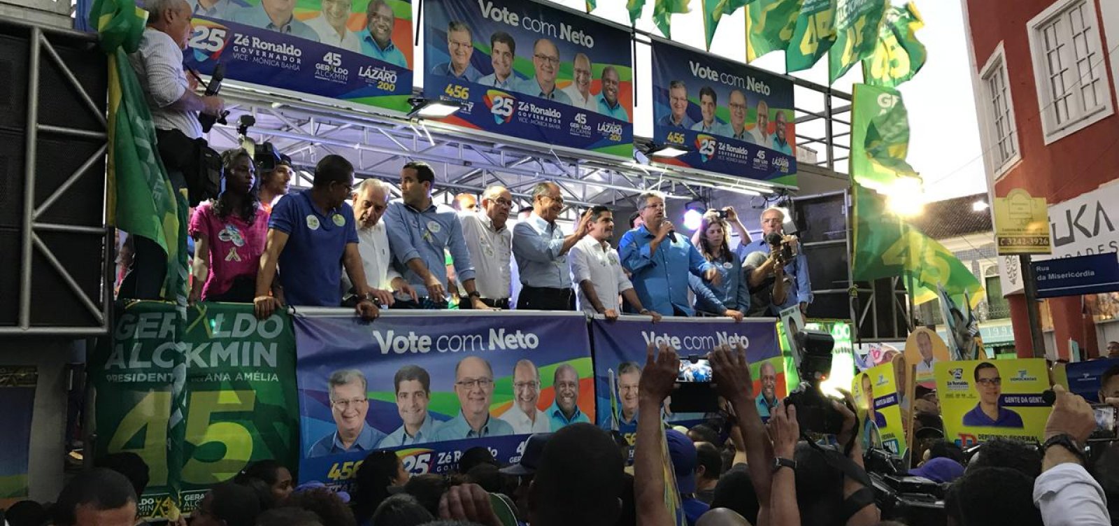 Morador de rua pula grade com faca e tenta chegar perto de palco de comício de Alckmin