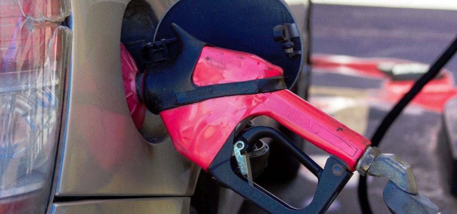 Preço da gasolina termina semana em alta, diz ANP