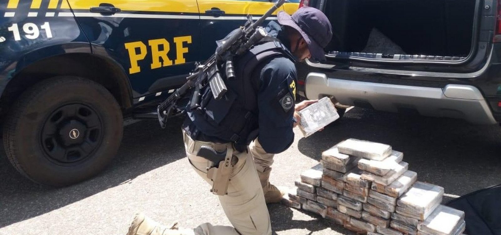 Homem é preso com tabletes de cocaína embalados com foto de Pablo Escobar