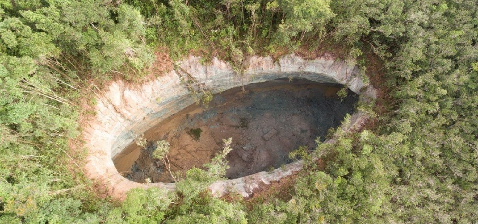 Cratera gigante de Vera Cruz já chega a mais de 80 metros