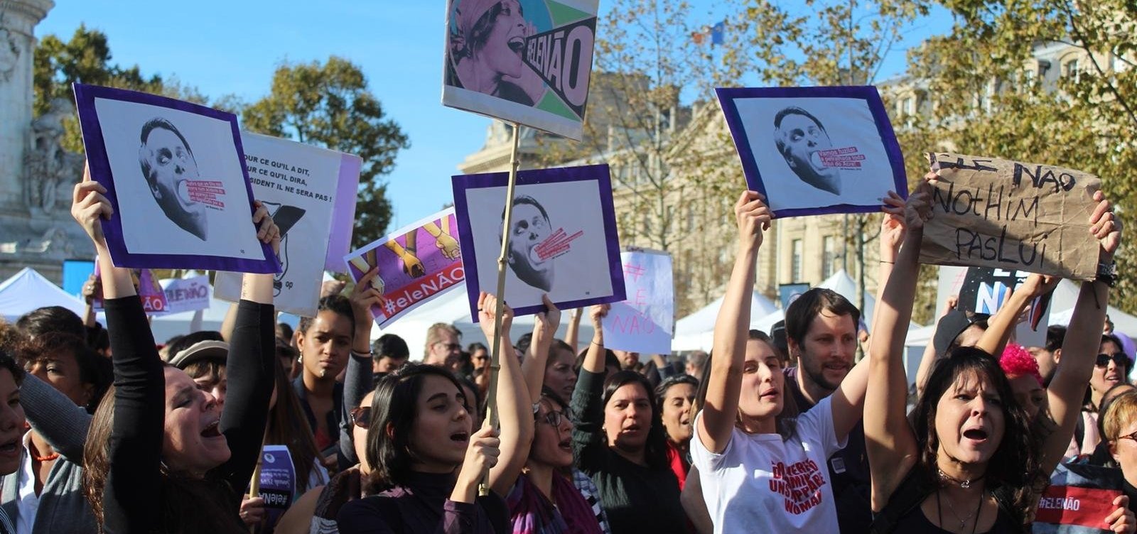 Mulheres realizam ato contra Bolsonaro em Paris