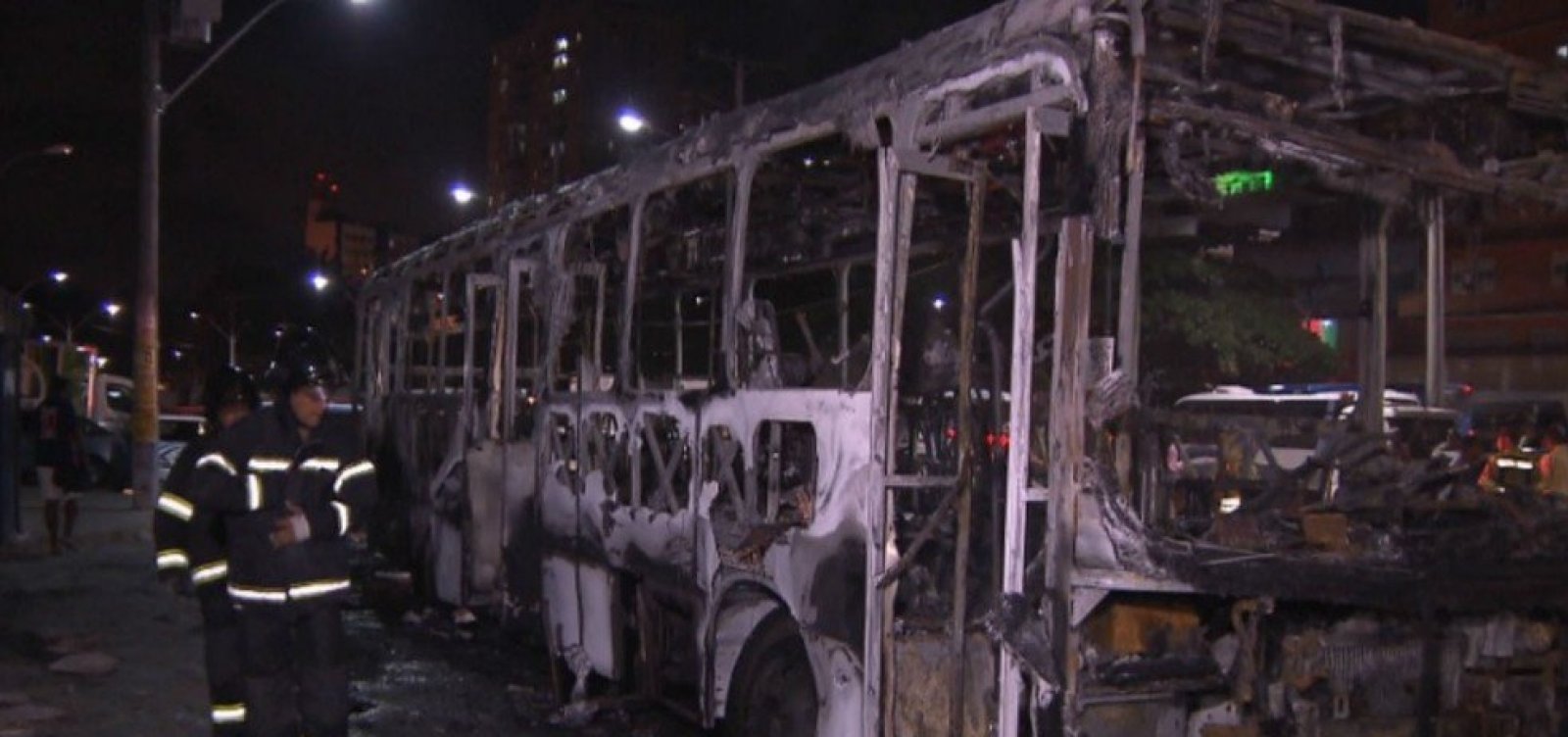 Bandidos incendeiam ônibus no bairro das Sete Portas