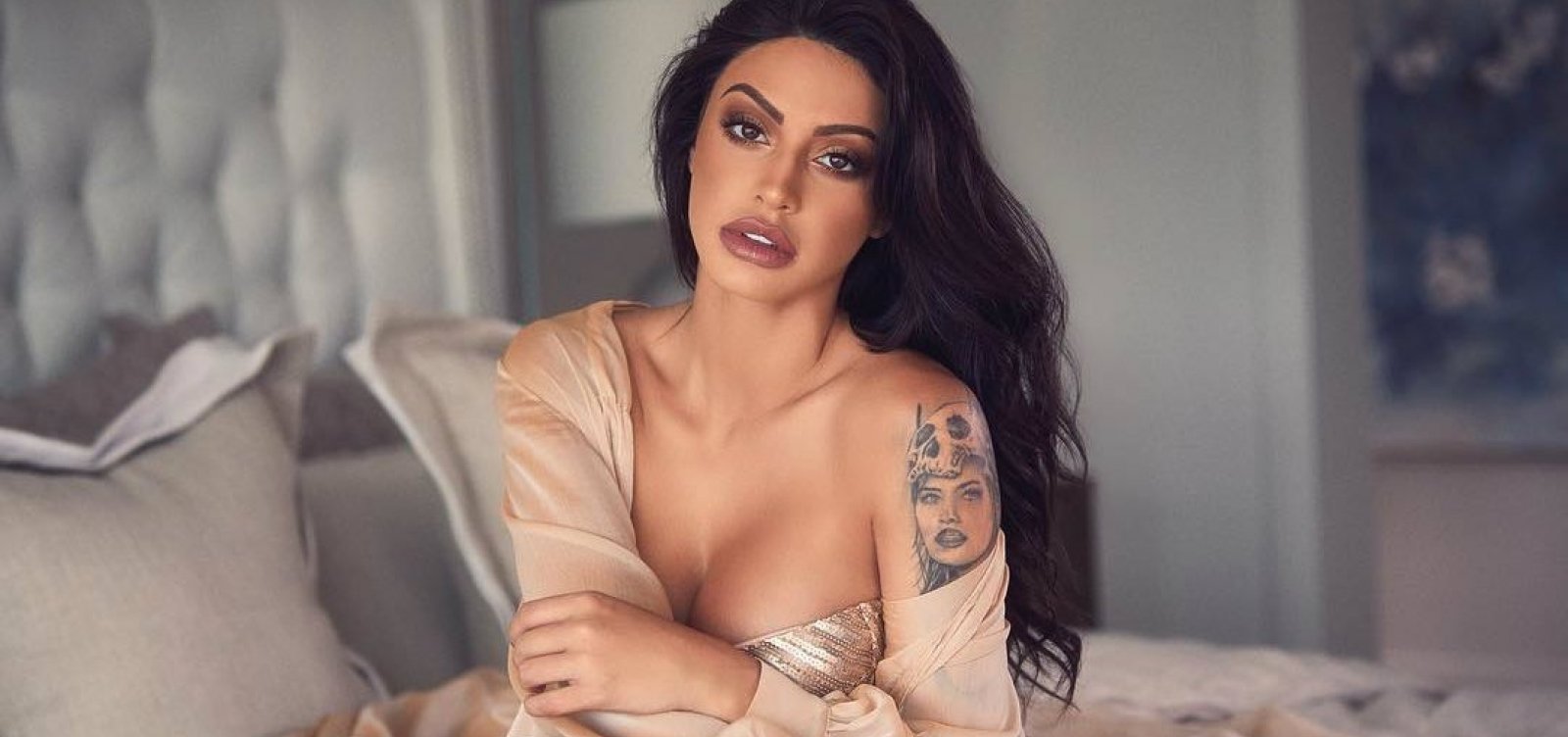 Ex de Biel é presa nos Estados Unidos por agredir modelo com garrafa de vidro