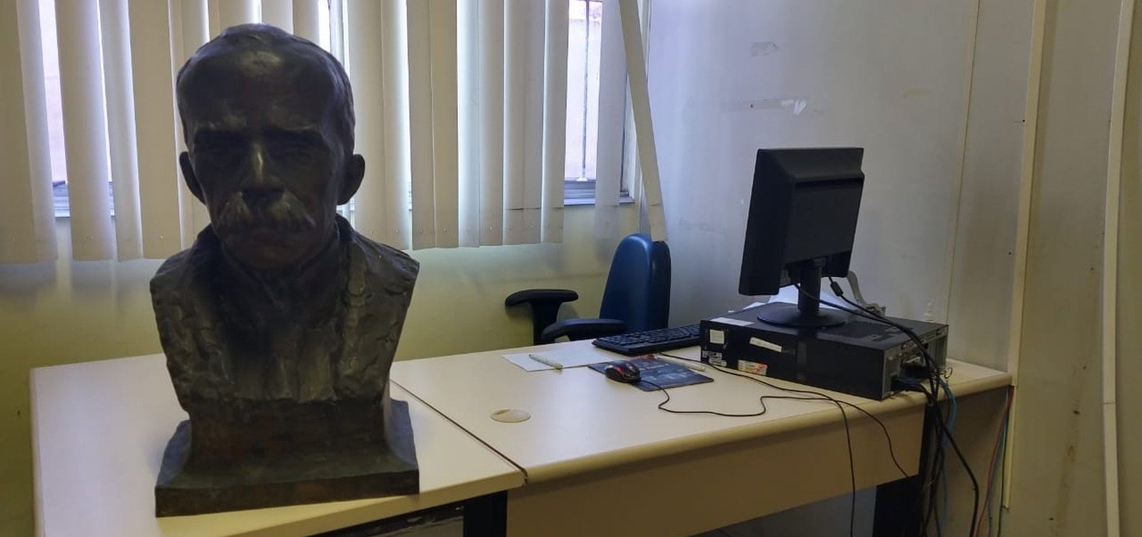 Busto de bronze de Ruy Barbosa é recuperado em ferro-velho