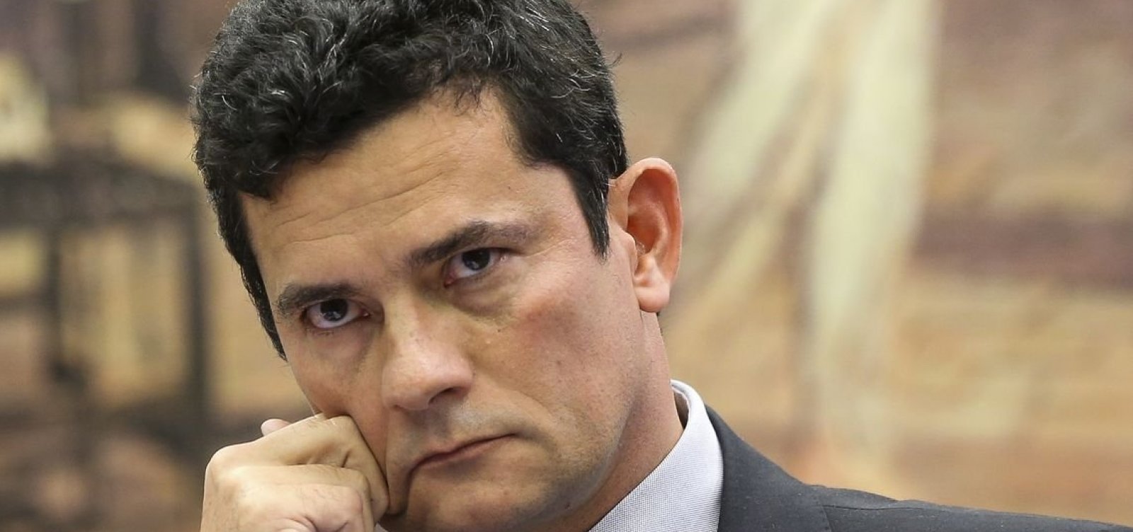 Moro é recebido por populares ao votar em Curitiba