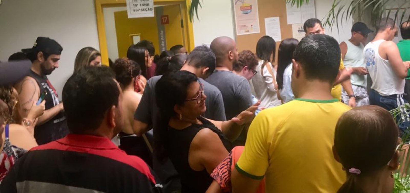Baianos esperam até quatro horas para votar em Salvador 