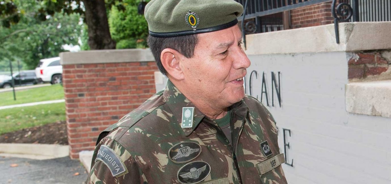 'Fui idiota, foi uma brincadeira', diz Mourão sobre declaração de branqueamento de neto