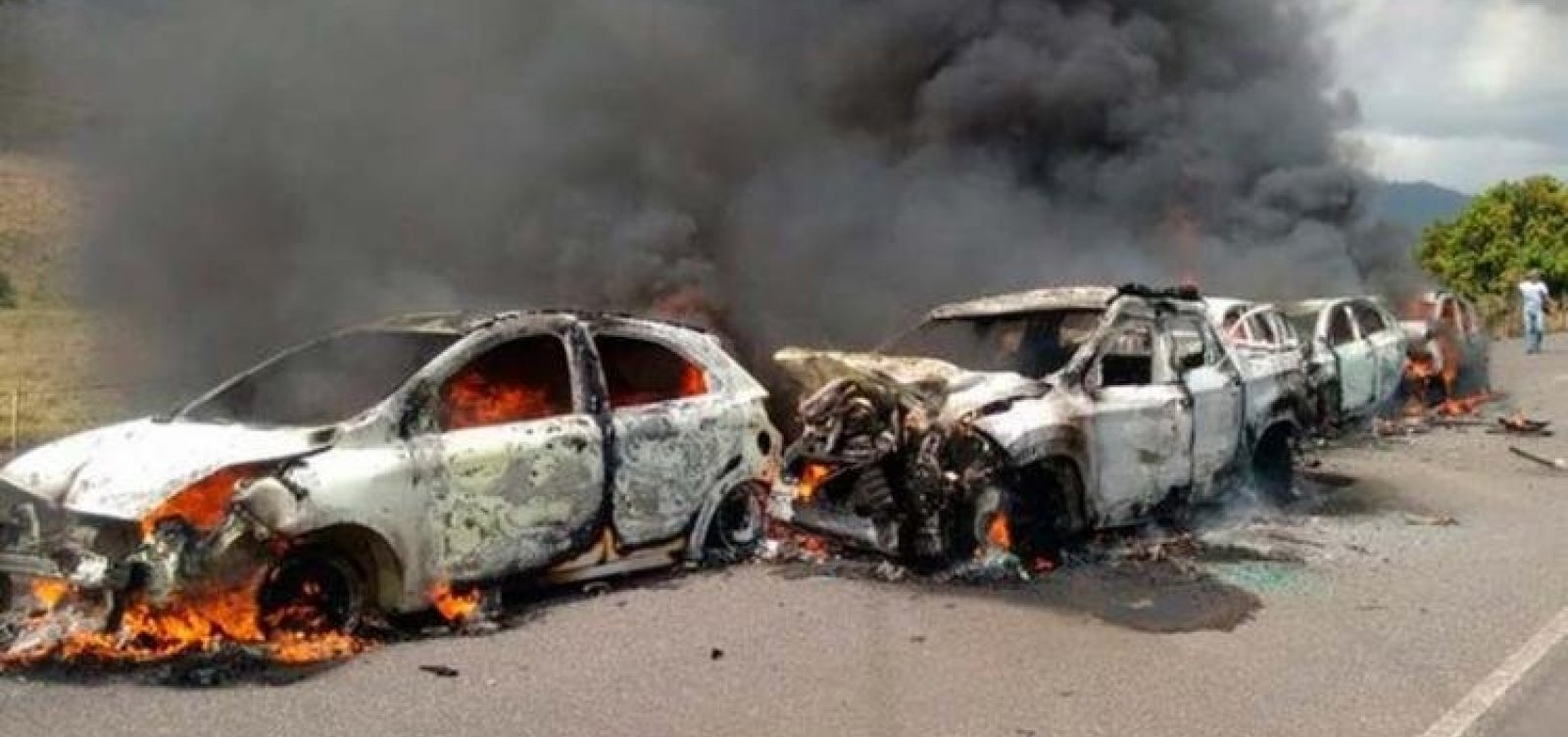 Engavetamento com carros queimados deixa feridos em Itororó