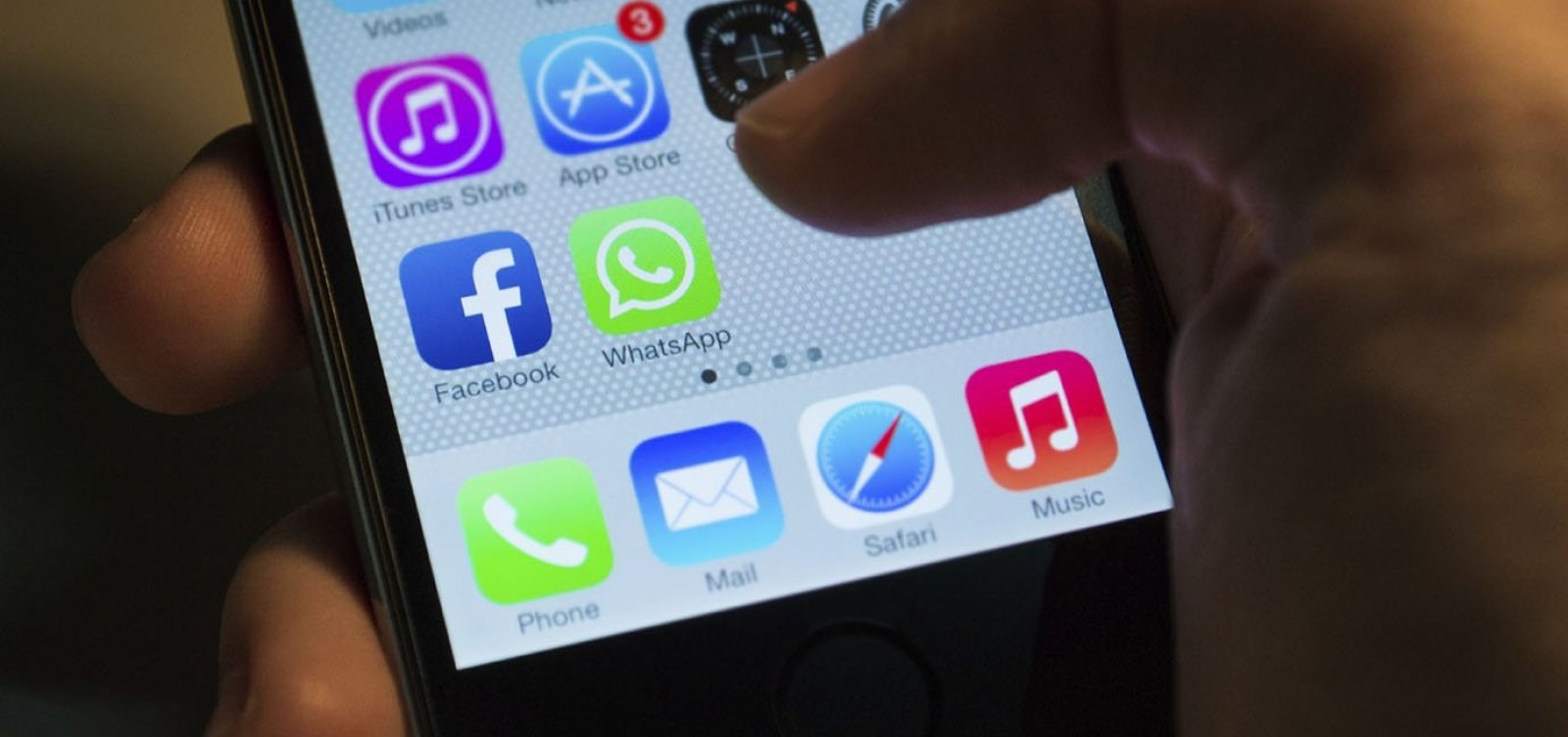 Empresários compram pacotes de mensagens contra o PT pelo WhatsApp