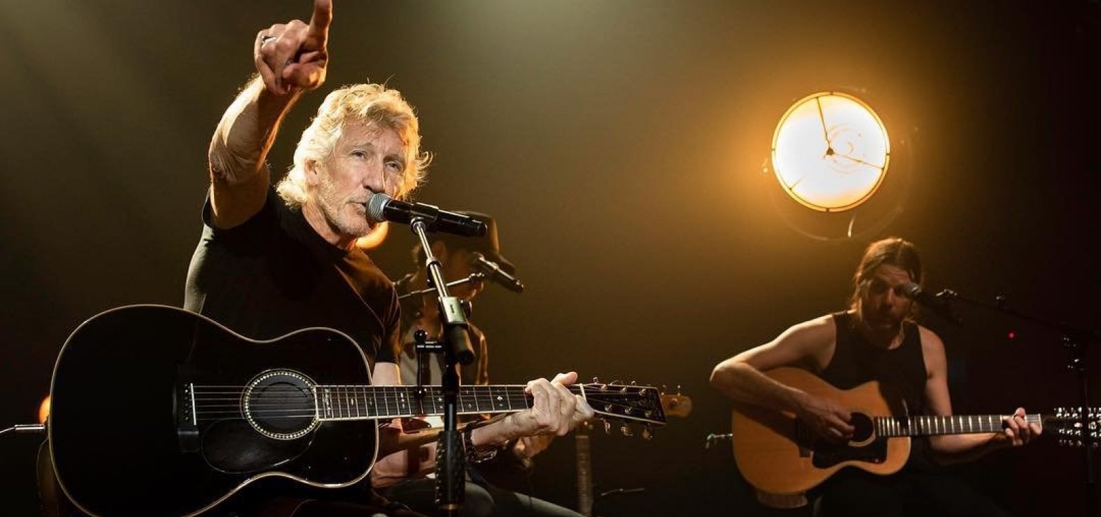Antes da proibição legal, Roger Waters exibe 'Ele Não!' em telão de show em Curitiba