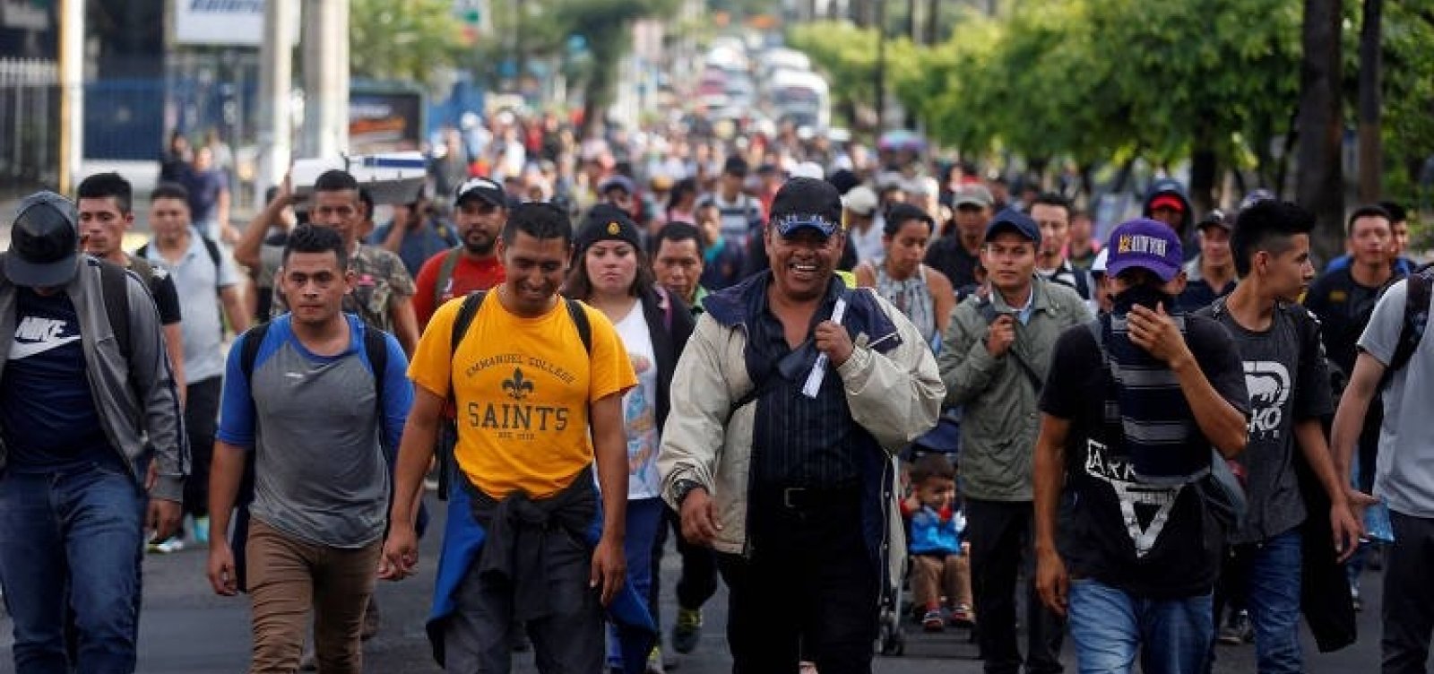 Caravana de emigrantes sai de El Salvador em direção aos Estados Unidos