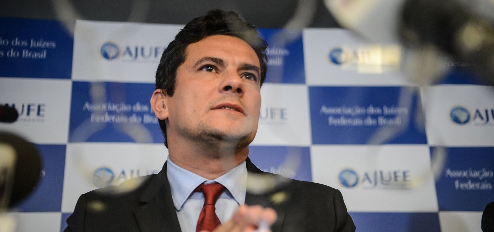 Sérgio Moro deixa reunião com Bolsonaro sem falar sobre convite para ser ministro
