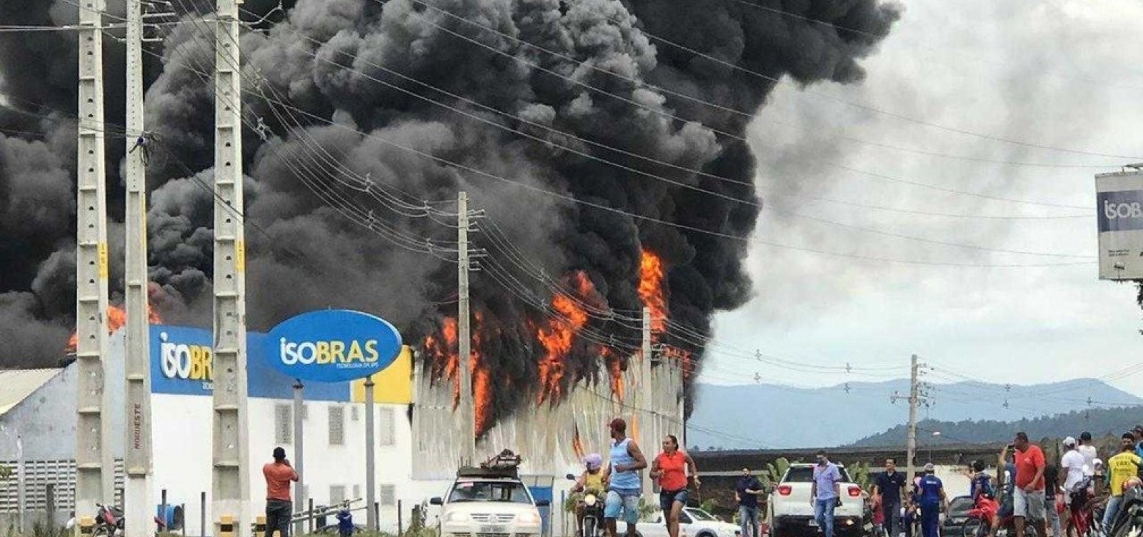 Incêndio de grandes proporções atinge fábrica de isopor no interior da Bahia