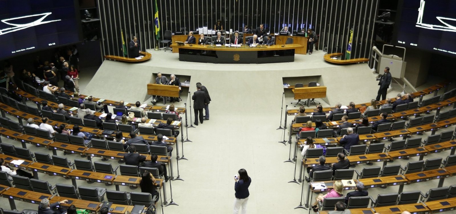 Número de médicos e professores cai na Câmara; militares e religiosos sobem